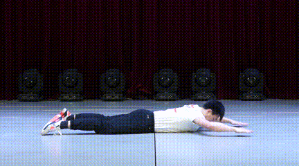 女生扔实心球技巧