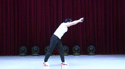 女生扔实心球技巧