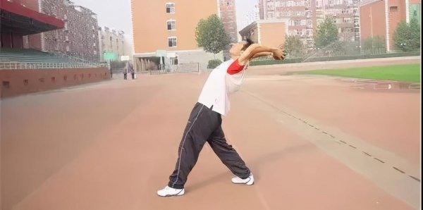 女生扔实心球技巧