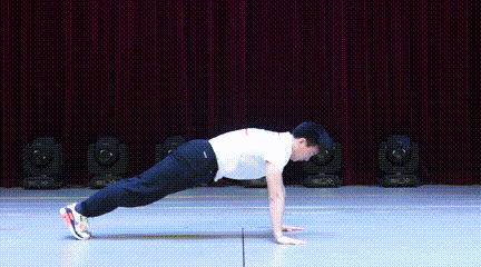 女生扔实心球技巧