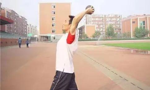 女生扔实心球技巧