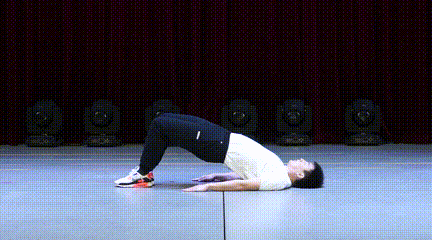 女生扔实心球技巧