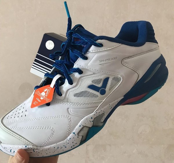 打羽毛球穿什么鞋子好