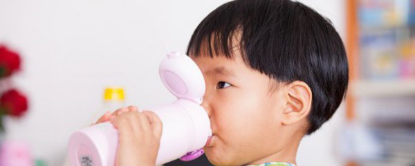 男孩水杯上刻什么字好一点