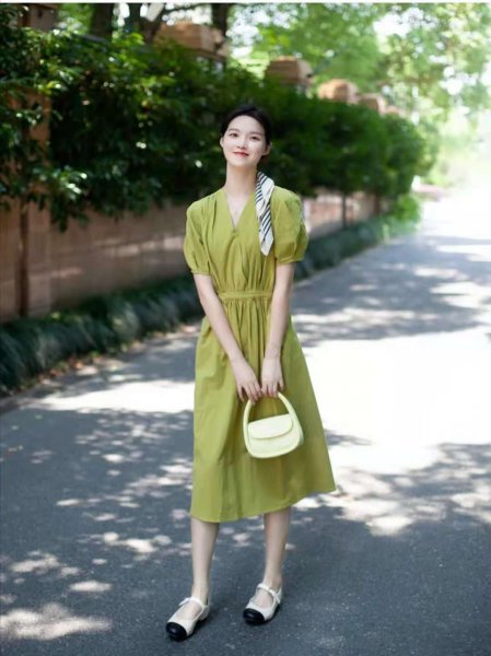 绿色裙子配什么颜色鞋子好看图片