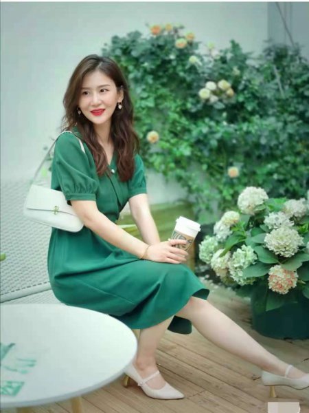 绿色裙子配什么颜色鞋子好看图片