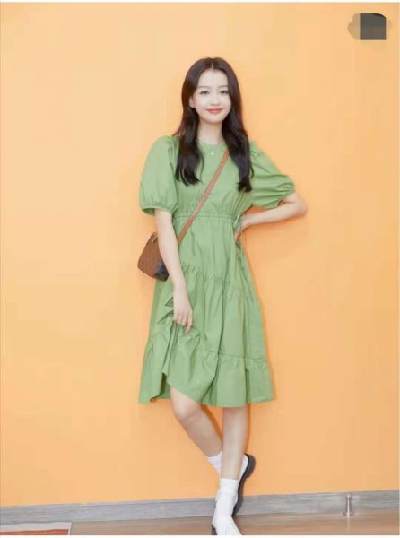 绿色裙子配什么颜色鞋子好看图片