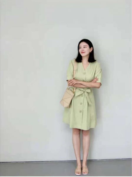 绿色裙子配什么颜色鞋子好看图片