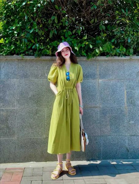 绿色裙子配什么颜色鞋子好看图片