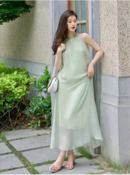 绿色裙子配什么颜色鞋子好看图片