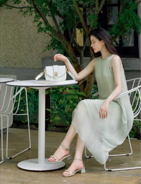 绿色裙子配什么颜色鞋子好看图片