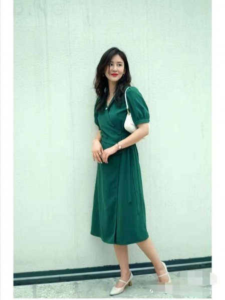 绿色裙子配什么颜色鞋子好看图片