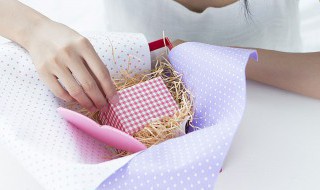 恋爱纪念日送什么礼物 在恋爱纪念日适合送什么礼物