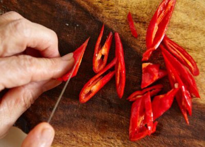 切了辣椒后手辣有什么好的办法解决 教你8招很实用