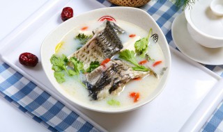 鲫鱼炖汤有三个好搭档 鲫鱼炖汤有哪三个好搭档呢