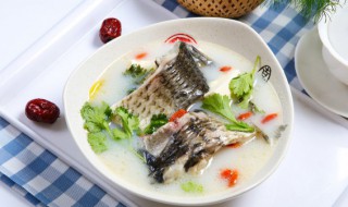 鱼汤放什么食材营养 鱼汤里放什么有营养