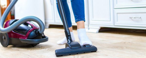 如何清理地板上的灰尘