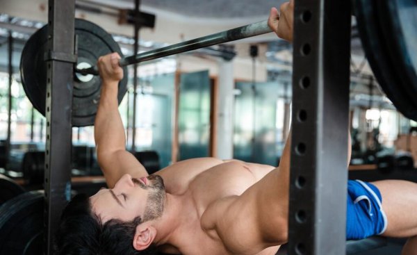 在健身房卧推100公斤什么水平