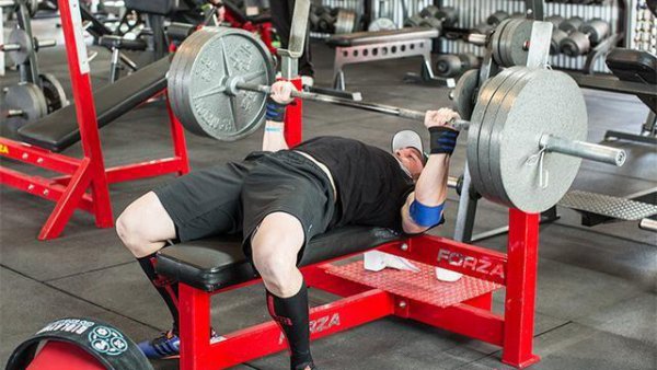 在健身房卧推100公斤什么水平