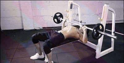 在健身房卧推100公斤什么水平