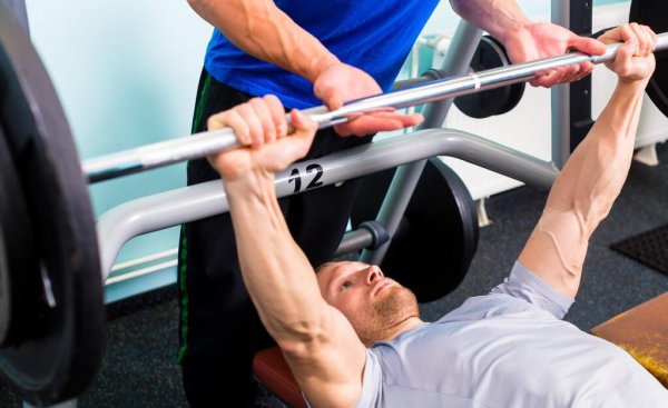 在健身房卧推100公斤什么水平