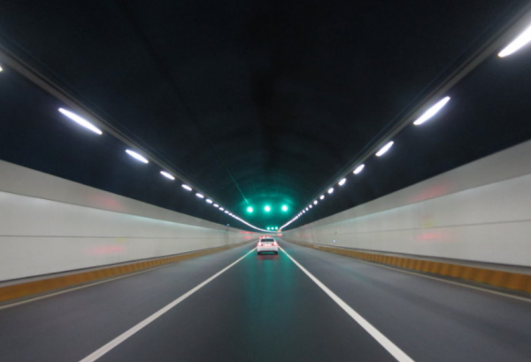 海底隧道是在海底还是在海的中间