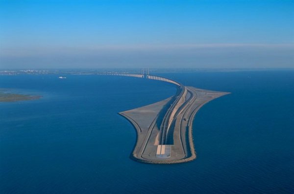 海底隧道是在海底还是在海的中间