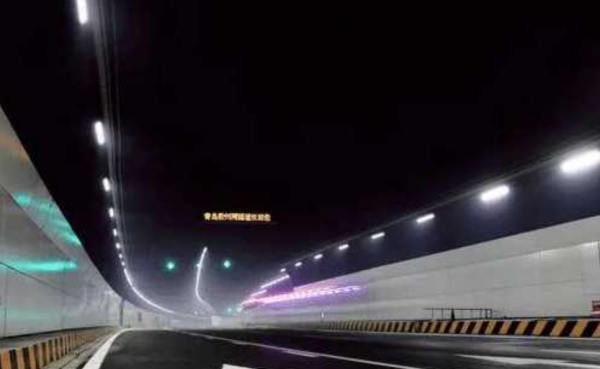 海底隧道是在海底还是在海的中间