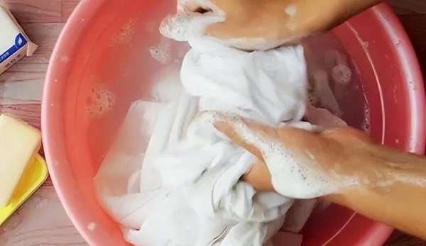 白衣服为什么会发黄