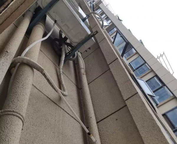 空调一角突然漏水不停又没事