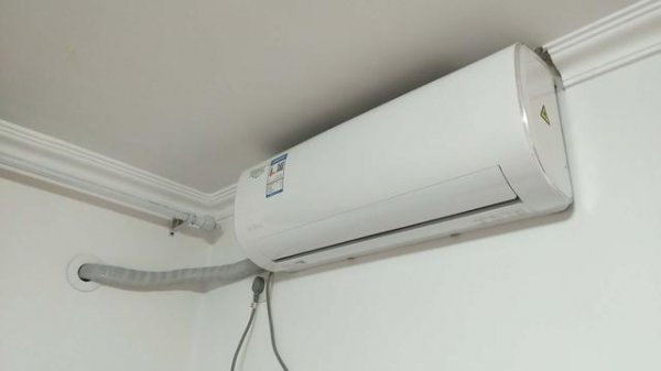 空调一角突然漏水不停又没事