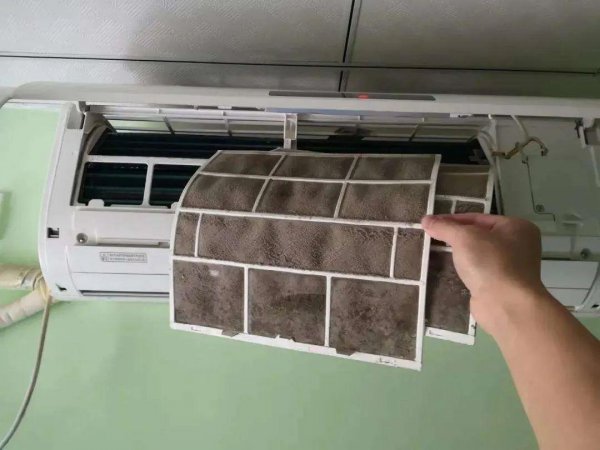 空调一角突然漏水不停又没事