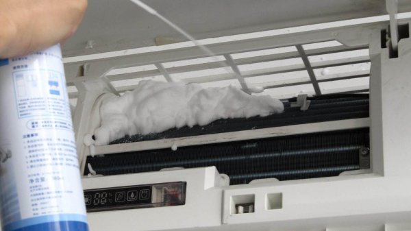 空调一角突然漏水不停又没事