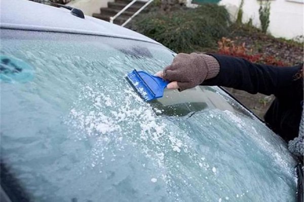 车玻璃上霜如何快速解决