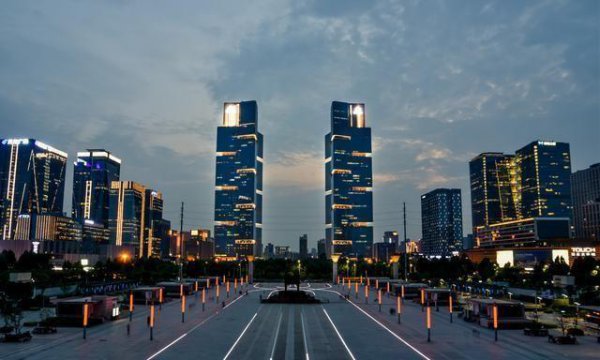 中国最大的高铁站是哪个城市