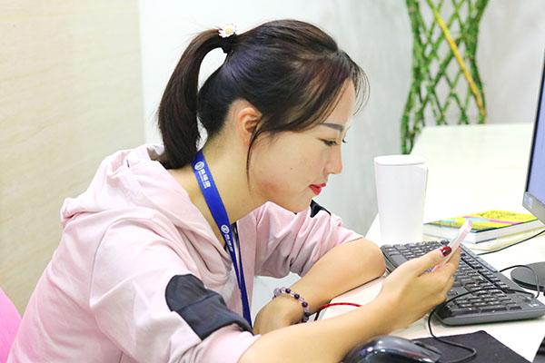 晚上手机放在枕边有辐射吗