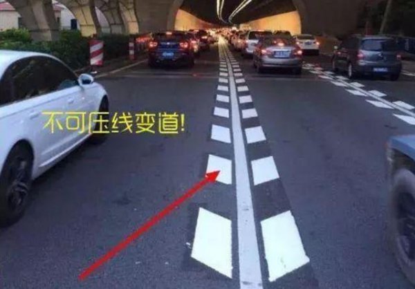 机动车压实线变道扣几分