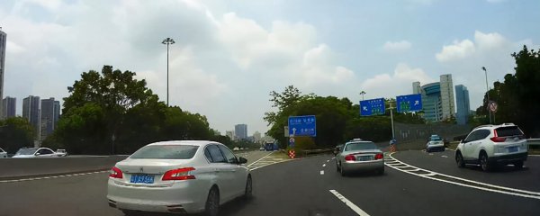 机动车压实线变道扣几分