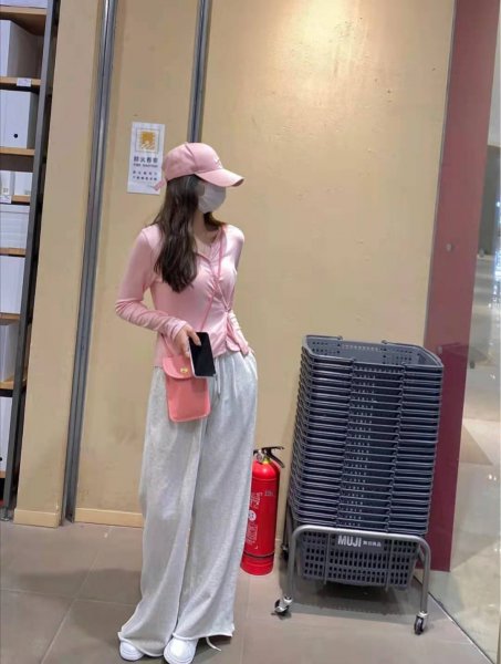 粉色衣服怎么搭配裤子图片