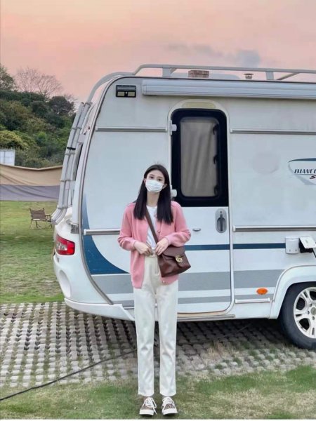 粉色衣服怎么搭配裤子图片