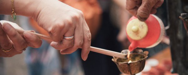 过年接亡人要摆什么