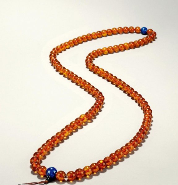 女人戴蜜蜡好还是玉好一点