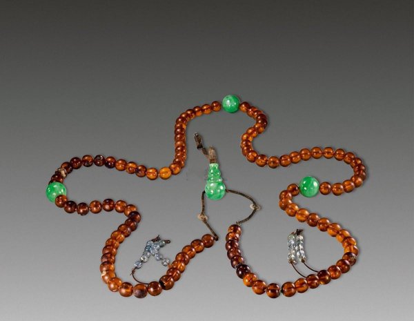 女人戴蜜蜡好还是玉好一点