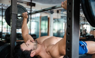 在健身房卧推100公斤什么水平 这个算业余健身水平吗