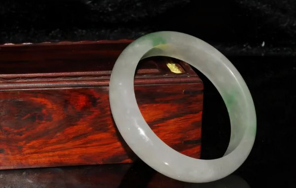 翡翠手镯和玉手镯的区别