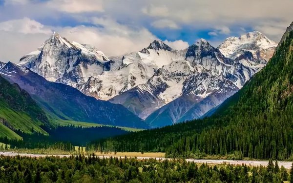 西藏和新疆哪个更值得去玩