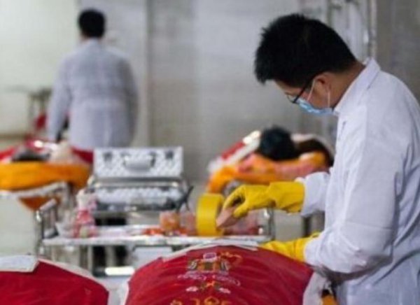 摸了去世老人的手会怎样