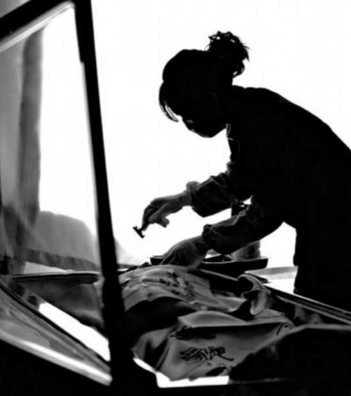 摸了去世老人的手会怎样