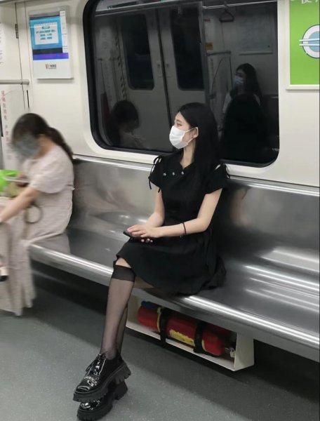 黑色裙子穿什么鞋好看