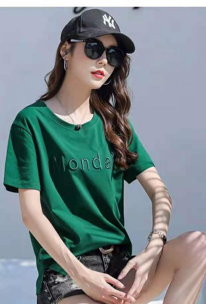 墨绿色衣服配什么颜色裤子